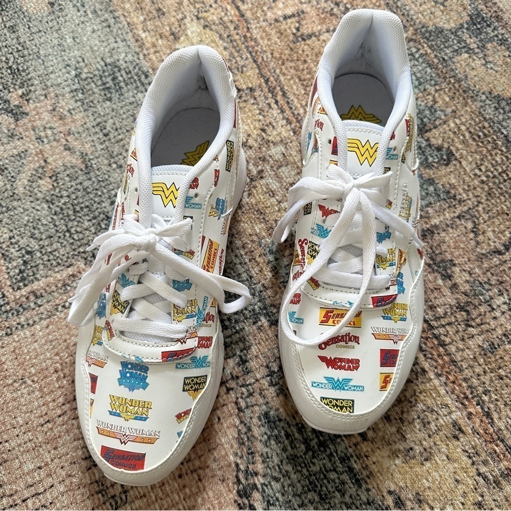 Reebok Wonder Woman White Tennis Shoes sz 9.5 - Picture 6 of 7